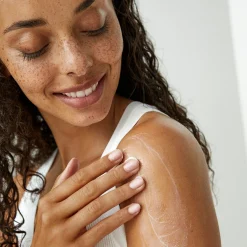 Odżywczy krem do ciała Love Nature z organicznym masłem kakaowym i olejem kokosowym 200 ml