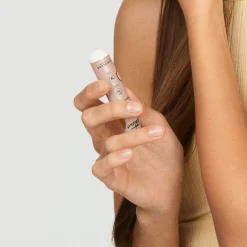 Olejek na gorąco Love Nature z organiczną pszenicą i kokosem do włosów suchych 15 ml
