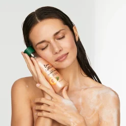Pielęgnujący żel pod prysznic Love Nature z organicznym owsem i morelą 250 ml