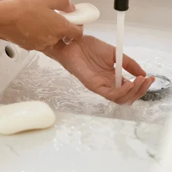 Rozświetlające mydło Essentials z witaminą E i B3 75 g