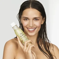 Szampon 2 w 1 Love Nature z organicznym olejkiem z awokado i rumiankiem do każdego rodzaju włosów 500 ml